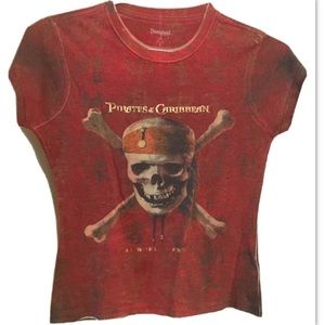DISNEY Pirates Caribbean At World’s End red skull ship Small t-shirt Disneyland